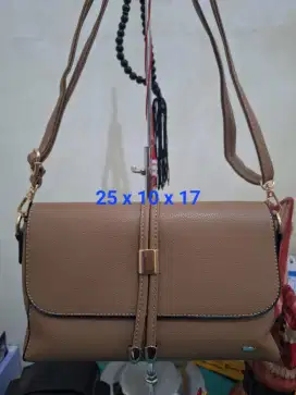 Tas branded braun
Buffel uk 25 x 10 x17
Limited edition 
Pemakaian pri