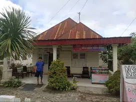 RUMAH TUA TERAWAT PINGGIR JALAN BESAR.