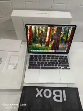Macbook Air m3 8/256gb 13-iNci Garansi Resmi iBox panjang desmber 2025