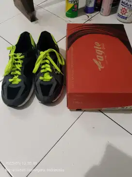 Sepatu sneaker running ukuran 40