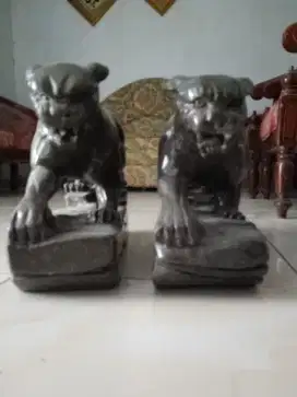 Patung harimau batu hitam