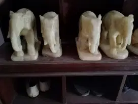 Patung gajah batu onik