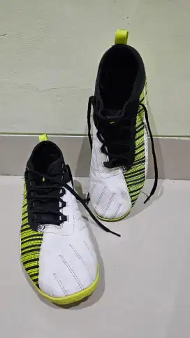 Sepatu Futsal Puma One Black yellow