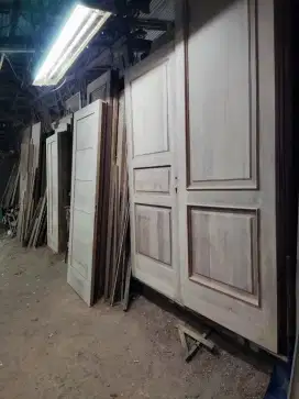 Daun pintu kayu panel kamper Samarinda