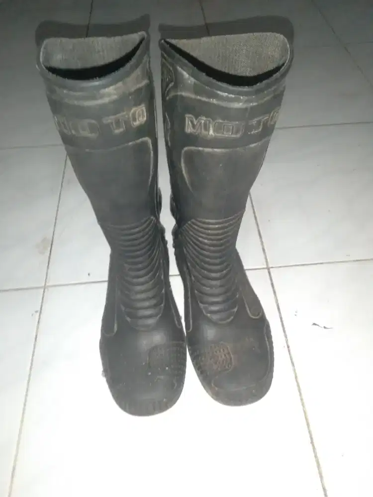 Sepatu boot motor