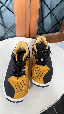 Sepatu Badminton Flypower Kalasan Warna Hitam Gold, size 42