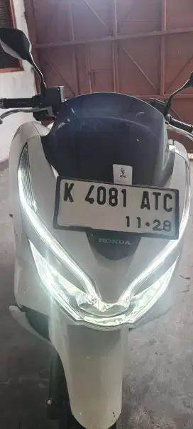 DIJUAL BUTUH PCX 2018 149 CC WARNA PUTIH,BAN DEPAN BARU  PLAT K