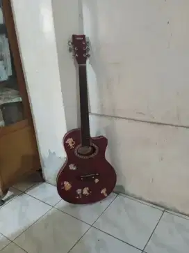 Gitar bekas . Kondisi msh lumayan bagus