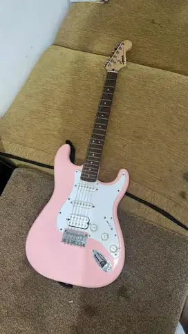 Gitar listrik squier stratocaster pink