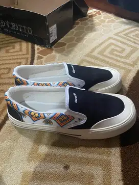 Sepatu slip on baru