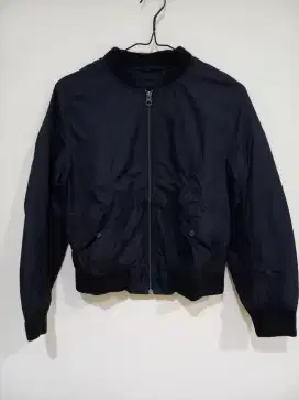 JAKET HITAM UNIQLO (CEWEK)