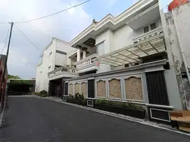 Rumah Mewah Mediteranian Modern dengan kolam renang di Sumber Solo