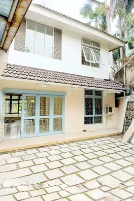 Rumah Luas Hijau & Baru Renovasi di Bintaro Sektor 9