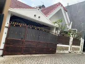 Dikontrakkan rumah 2lt full furnished 4kt 2km