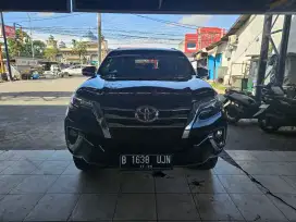 Dijual Toyota fortuner 2016 vrz solar warna hitam cash