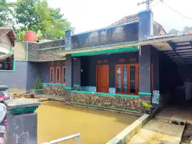 Rumah Dengan Kolam Ikan