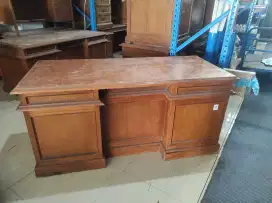 Meja kayu kantor