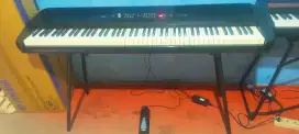 2 unit Piano digital SP-280 KORG SP 280 hitam dan putih