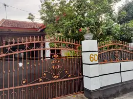 Dijual murah rumah besar halaman yang cukup luas