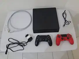 PLAYSTATION 4 CONSOLE + 2 CONTROLLER