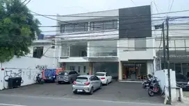 Disewakan Ruko Komersil gandeng 2 ada 3 lantai di Jl. Benda Raya