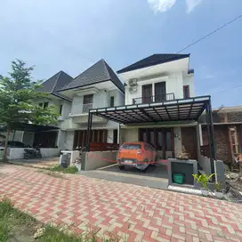 Dijual Rumah 2 lantai cuma satu2 nya di solo baru 600jt an