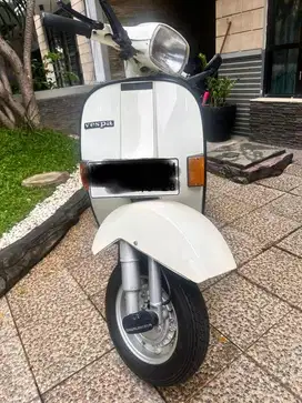 Vespa klasik putih metalic