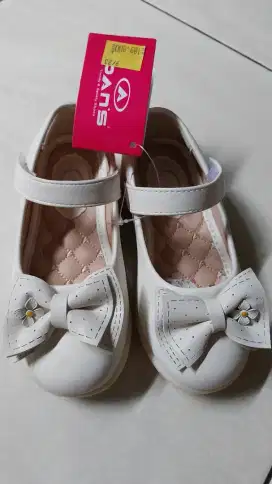 Sepatu anak perempuan merk DANs size 27 ( Baru )