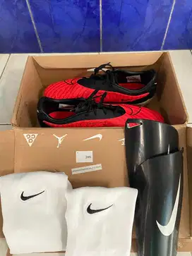 Sepatu Bola Nike Phantom GX ACADEMY FG/MG