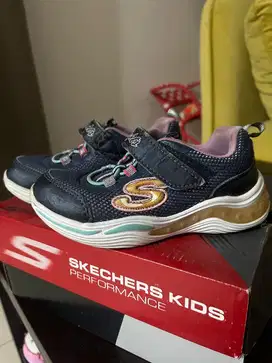 Sepatu sporti skechers lampu