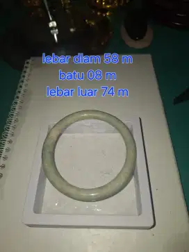 Gelang giok
Peninggalan nenek
Uk lebar luar 74 mm
Gelang giok langka
K