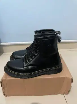 Jual Sepatu Boots Preloved Hitam Cakep