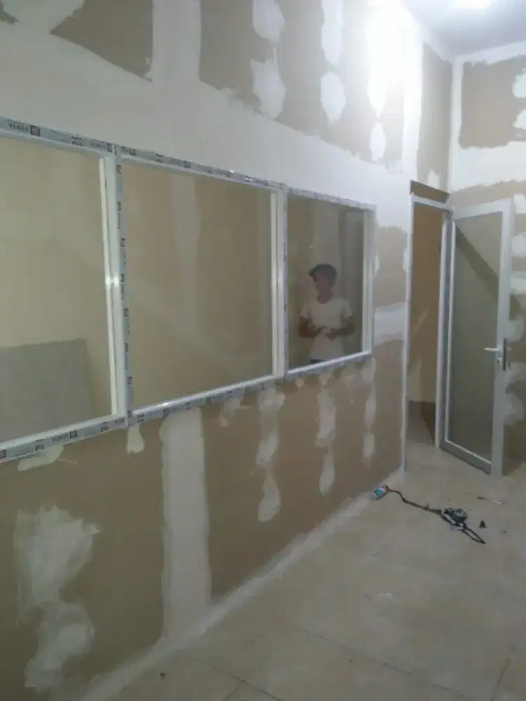 Pemasangan partisi gypsum