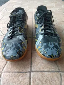 Sepatu Futsal Indoor MILLS Vulcan In (Black, Gold, Dark Grey) size 41