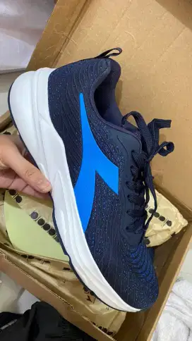 SEPATU RUNNING DIADORA