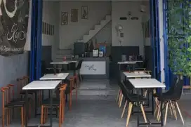 Kursi dan meja kafe bekas