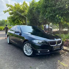 BMW 528i 2016 black on brown full options low km 40rb an