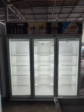 Showcase display cooler 3 pintu merk Sanden Intercool murah