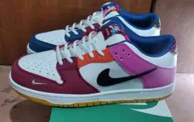 Sepatu Nike SB Dunk Low Parra Multicolour Friend & Family