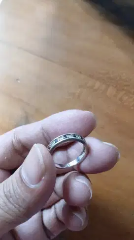 Cincin berlian putih dan hitam