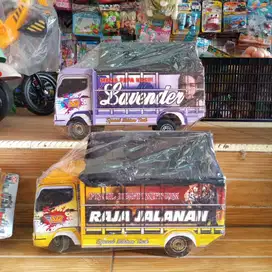 mainan anak truk oleng sedang nyala