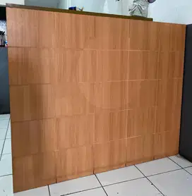 Meja kasir motif kayu warna coklat muda. Meja jualan.