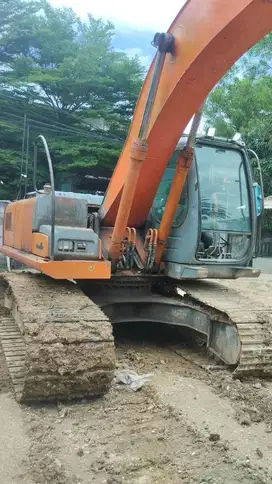 Di jual Hitachi Excavator 210F tahun 2012, kondisi siap kerja.