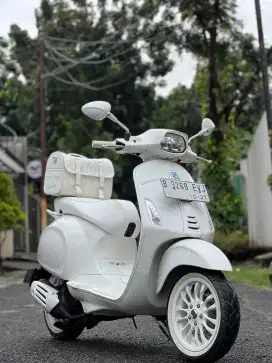 Vespa sprint justin bieber include leather bag