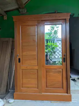 Lemari baju pintu geser