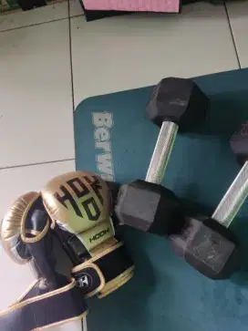 Dijual Glove  MMA dan Dumbell 8kg