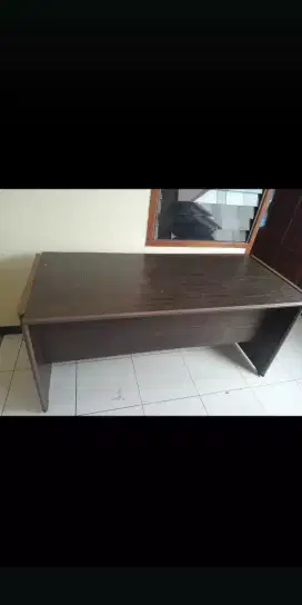 Meja kantor atau meja meting