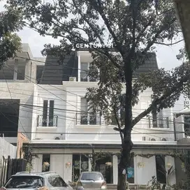 Disewakan Gedung Rumah Usaha Komersial Tiga Lantai di Bintaro Sektor 3