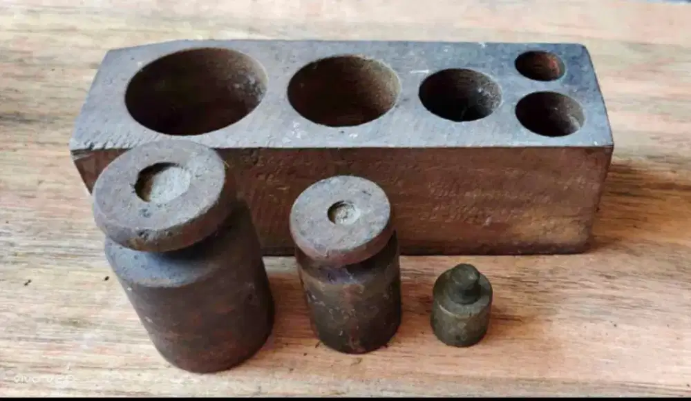 Bandul Kiloan Besi Plus Kotak Kayu Minus Hilang 1 Kecil