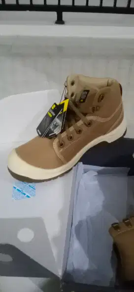 Sepatu safety jogger baru